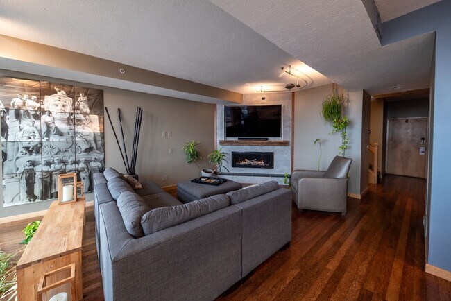 Foto del edificio - Luxurious multi-level penthouse condo - Flats Westbank