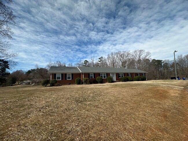 Building Photo - 4BR 2.5 Brick Ranch on a One Acre Lot