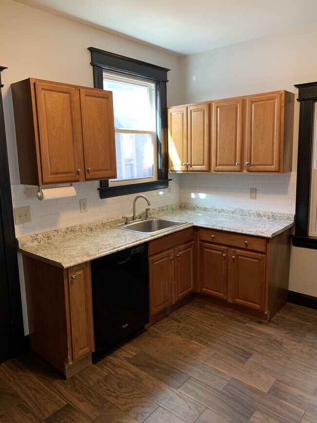 kitchen - sink/tiled backsplash/dishwasher - 47 Nicholson St