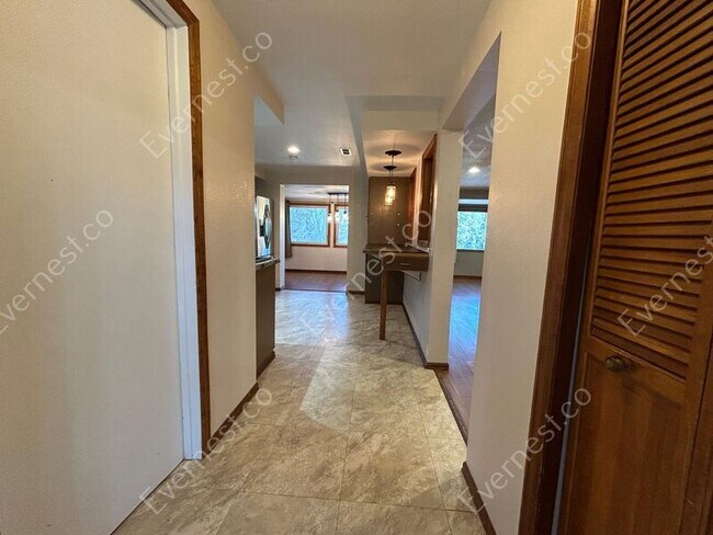 Building Photo - 736 Duclo Ave