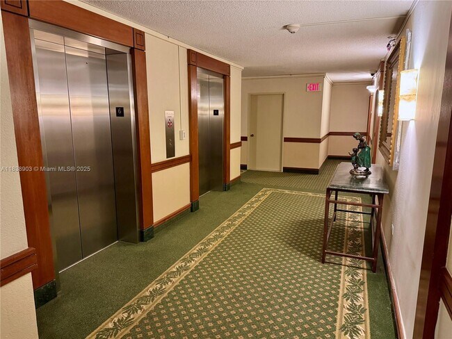 Foto del edificio - 5555 Collins Ave