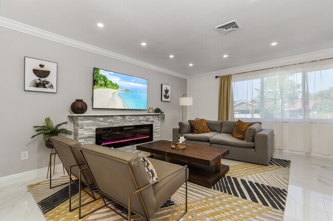Building Photo - 646 Pompano Dr