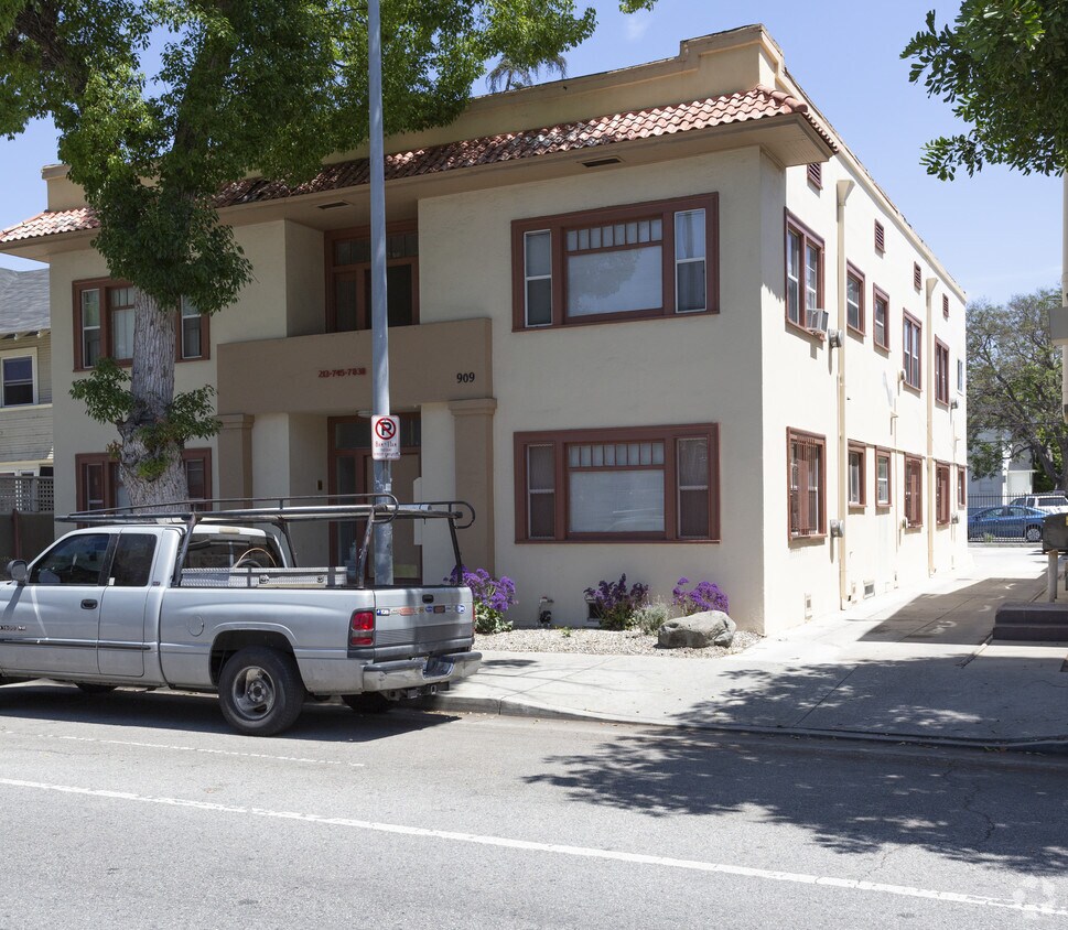 Building Photo - 909 W 30th St