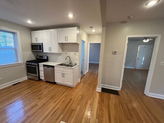 Foto del edificio - 3422 W Waveland Ave