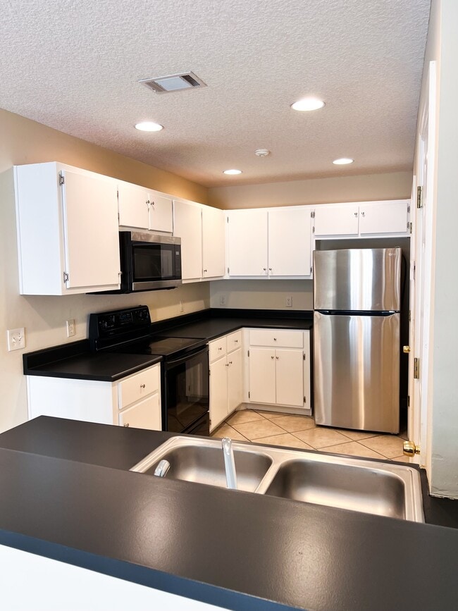 Building Photo - 252 Windridge Dr