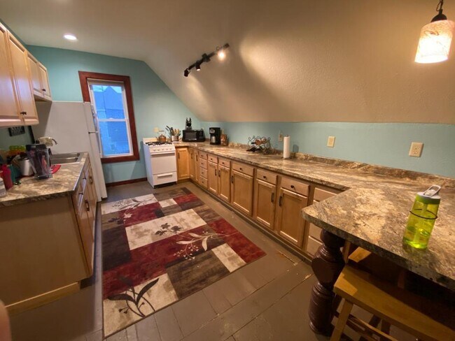 Kitchen area & bar - 600 9th Ave
