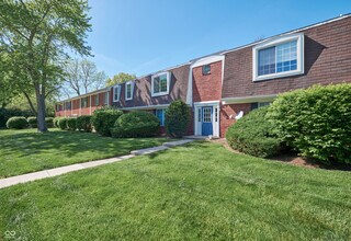 Building Photo - 922 Hoover Village Dr