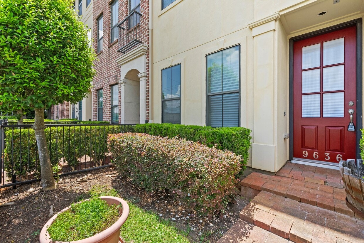 Primary Photo - Luxury Townhouse in Fannin Station