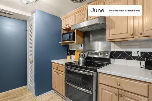 Foto del edificio - Room in Shared 7 bed/4 bath home in Southwest Waterfront
