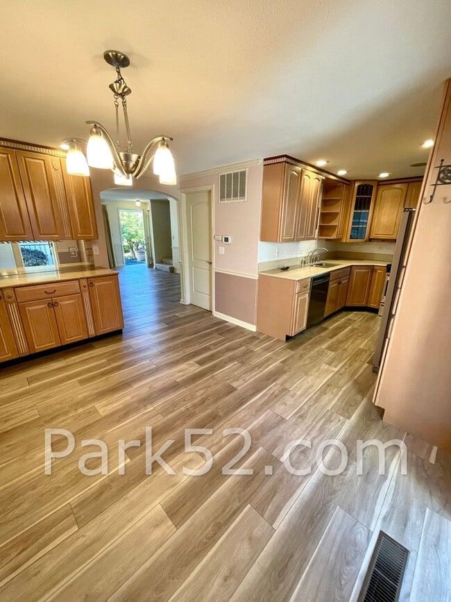Building Photo - 2 Bedroom Tacoma Townhome