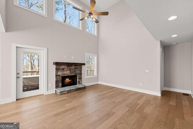 Building Photo - 5685 Mercedes Dr