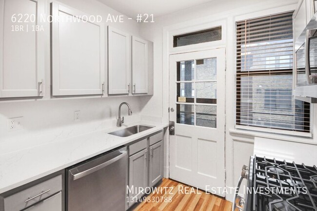 Foto del edificio - Beautifully Renovated 1BR/1BA Across from ...