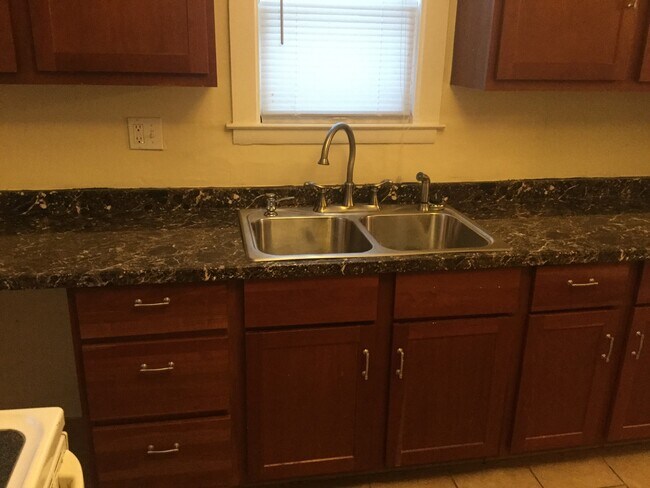 Foto del edificio - 4 Bedroom Single Family Home