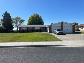 Building Photo - 302 N Crestview Dr