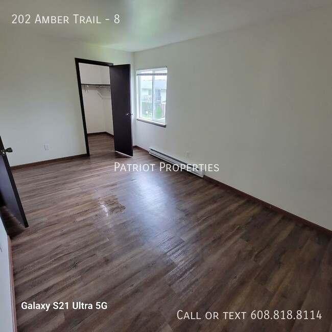 Building Photo - 2 bedroom/ 1 bath apartment in Sun Prairie...