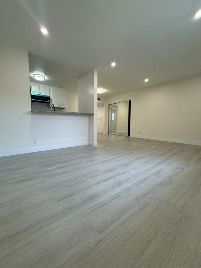 Building Photo - 142 S Normandie Ave