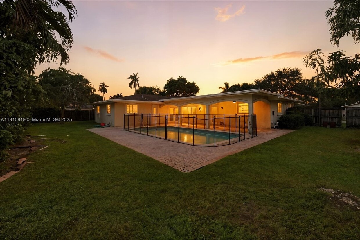 Foto principal - 7240 NW 7th St