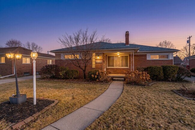 Foto del edificio - Generous Living on a Quiet Street, 4BR Brick Home with 2-Car Garage