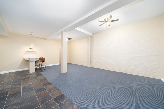 Building Photo - 805 Clinton St