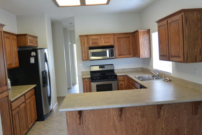 Building Photo - Nice 2 Bedroom home with an office in South East Visalia off of Caldwell and Pinkham
