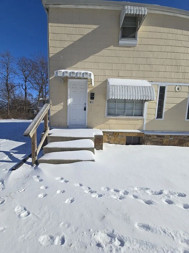 Building Photo - 620-622-622 Paris Ct