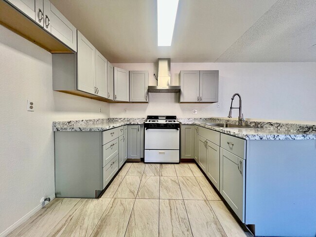 Foto del edificio - AVAILBLE NOW !!  3-bedroom 2 bath Duplex i...