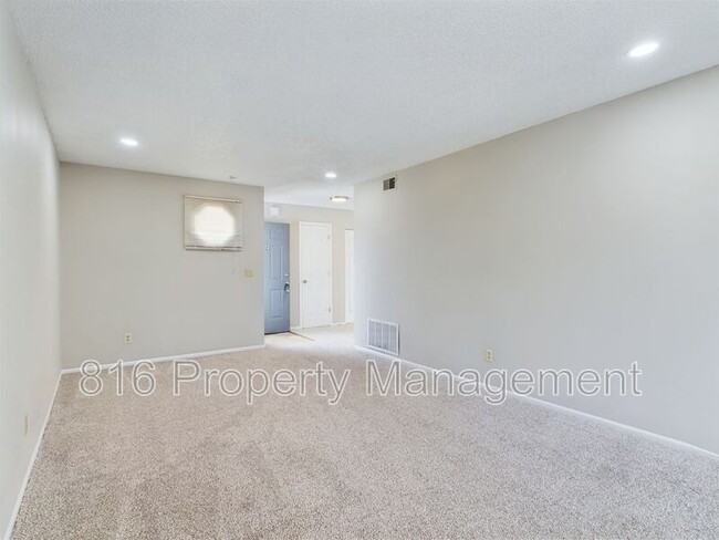Building Photo - 500 Sky Vue Dr