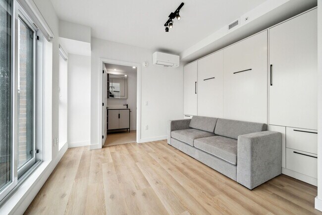 Building Photo - 1133 Av Viger E