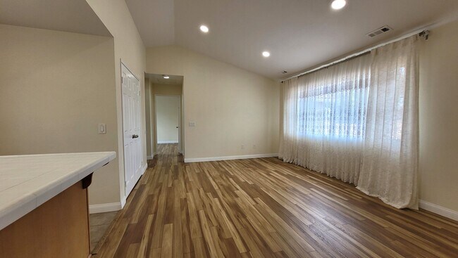 Building Photo - Desirable Upper Unit with  two car garage
