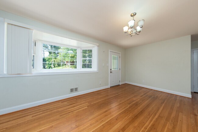 Foto del edificio - 10611 Eastwood Ave