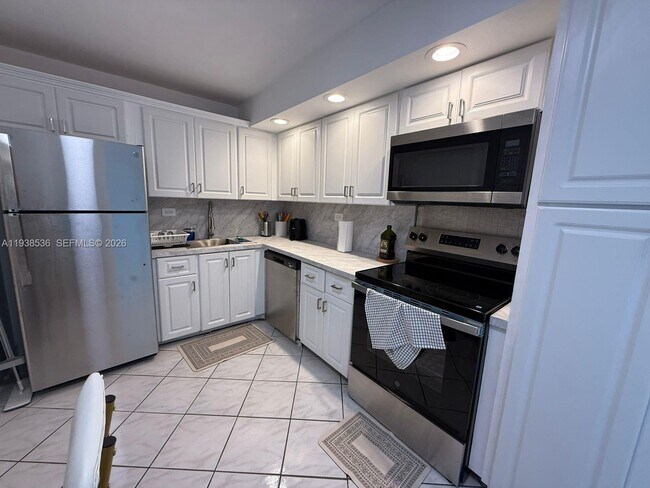 Building Photo - 6039 Collins Ave