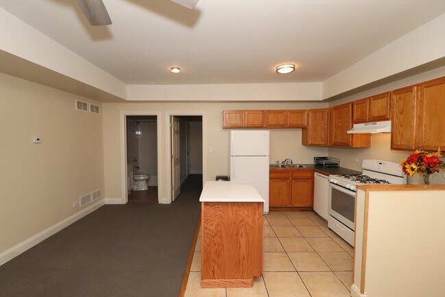 Building Photo - 559 W 42nd Pl