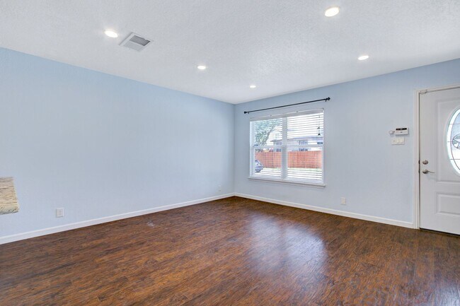 Foto del edificio - Luxury Meets Convenience in This Ideally L...