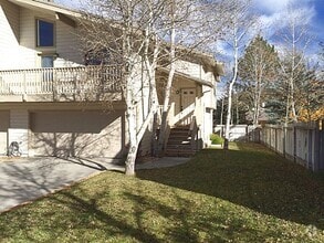Building Photo - 2316 Calumet Cir