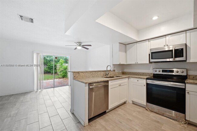 Foto del edificio - 7403 NW 76th Ct