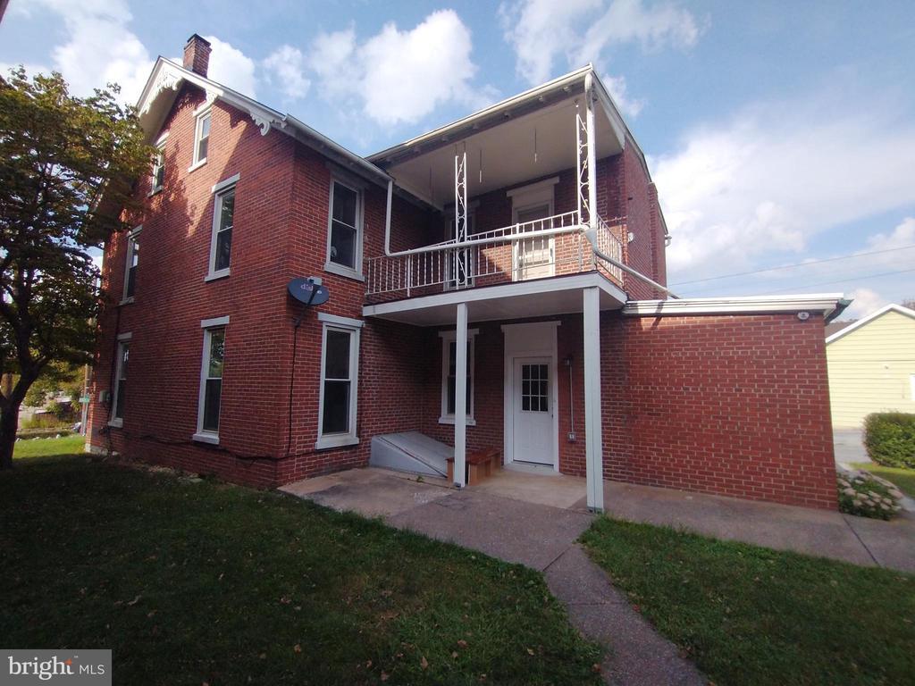 Primary Photo - 1152 Main St