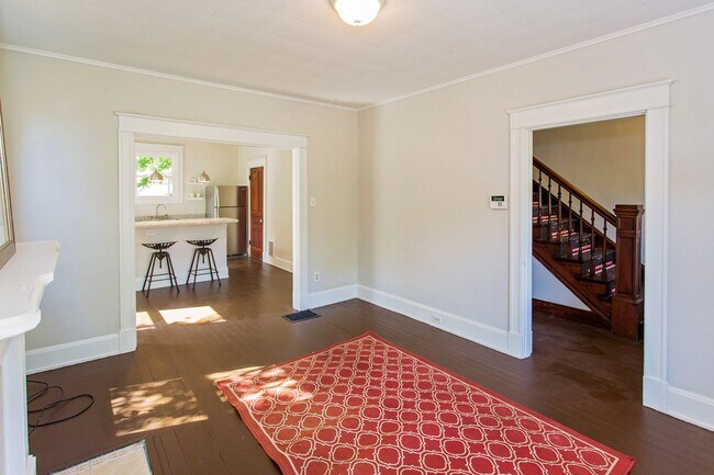 Foto del edificio - BOND HILL-  3 STORY 3 BEDRM 2 FULL BATH OPEN FLOOR PLAN w GARAGE