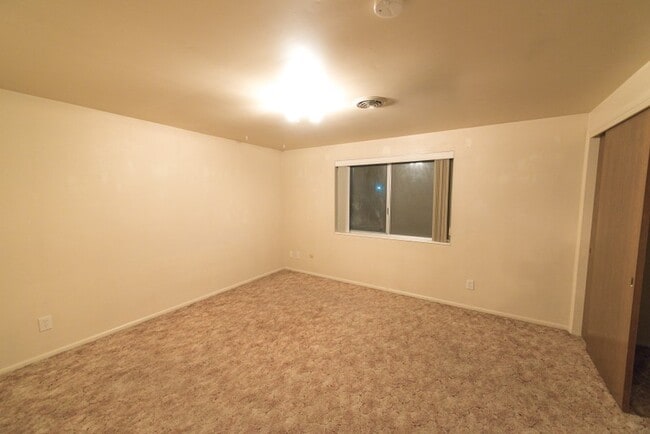 Building Photo - 665 600 W