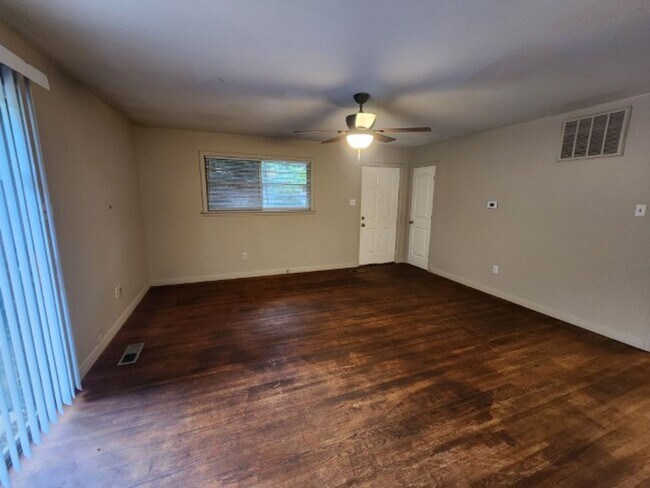 Building Photo - 104 Valley View Dr