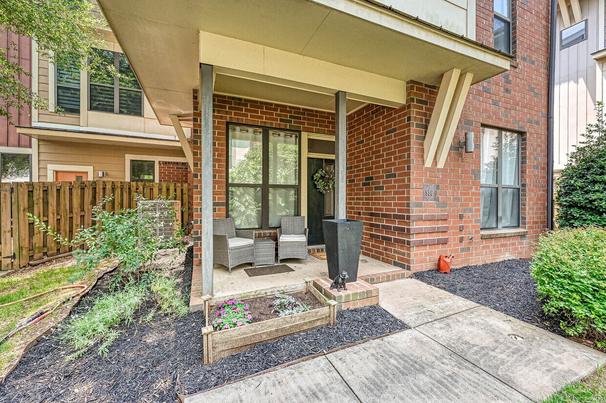 Foto del edificio - 956 Warren Burgess Ln