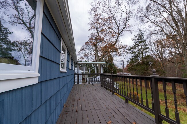 Building Photo - 149 Lakeside Blvd E