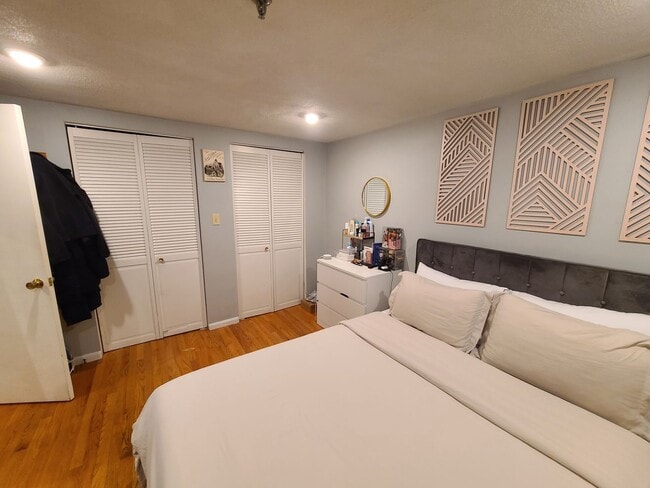 Building Photo - Renovated large 1 bed - B line T - Off Street Parking