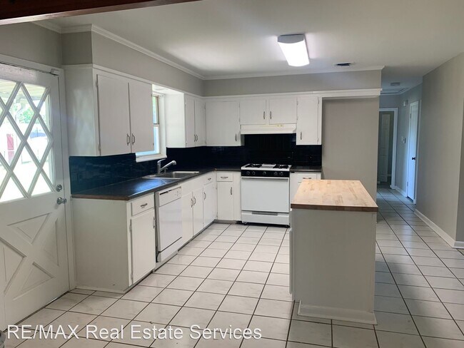 Building Photo - 3 br, 1.5 bath House - 3015 Norman Circle