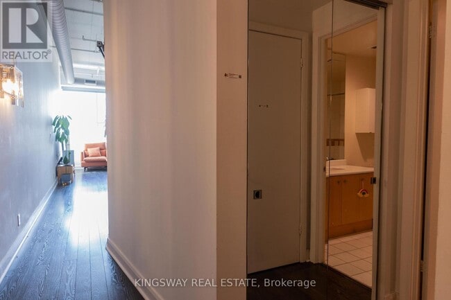 Building Photo - 700 King St W