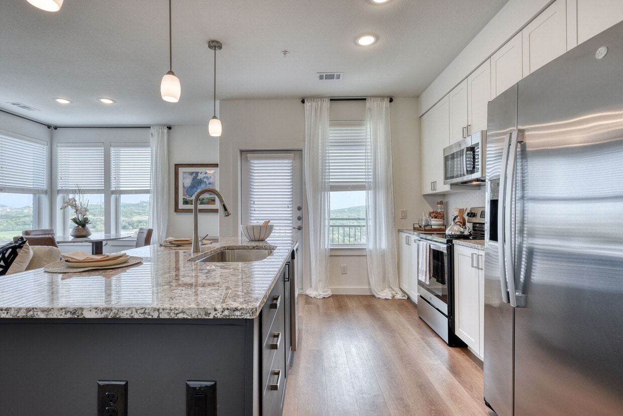 The Overlook at the Rim Apartments in San Antonio, TX