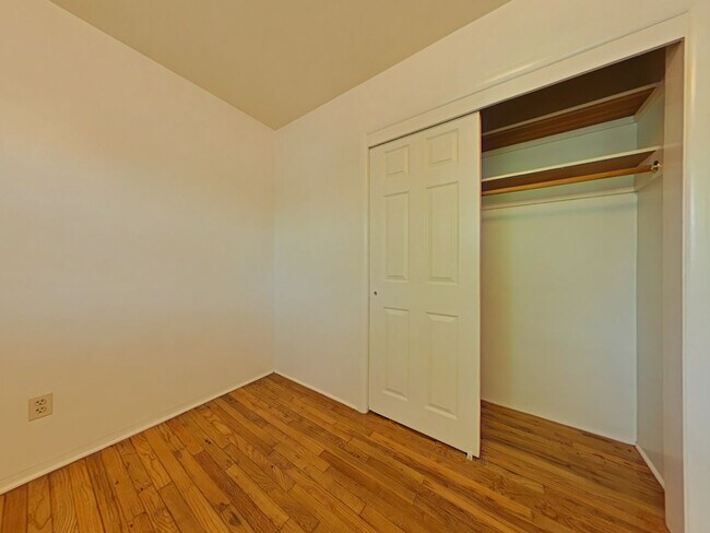 Foto del edificio - 2 Bedroom House ~ Close to Campus ~ Pet Fr...