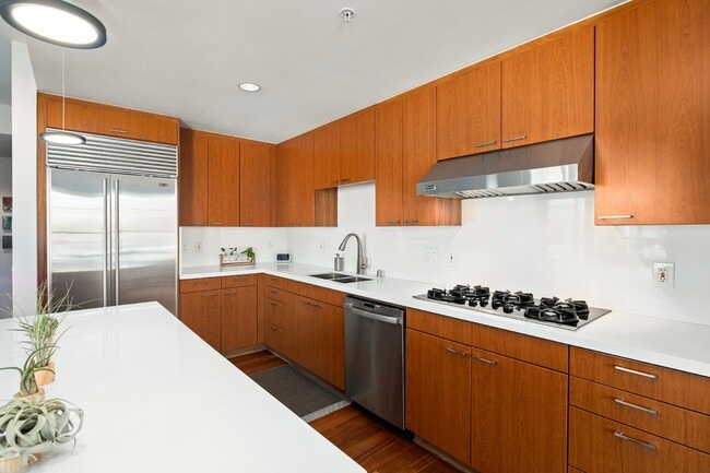 Foto del edificio - Luxurious 17th-Floor Renaissance Condo with Stunning City Views