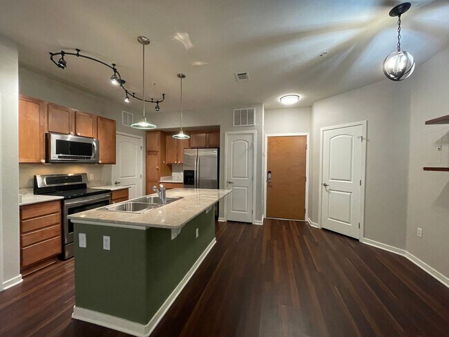 Foto del edificio - Immaculate Two Bedroom Condo With Large Patio For Rent At Vantage Point