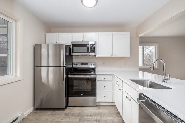Townhouse 3 - 2BR, 2BA - 1,020SF - Kitchen - Oxford Towne Apartments