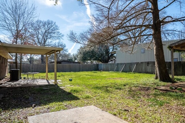 Building Photo - 213 Birch Dr